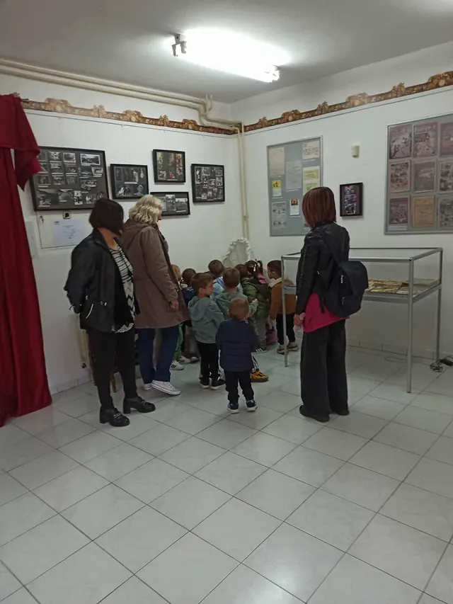 Деца из вртића „ТАШ“ разгледају изложбу у Историјском архиву