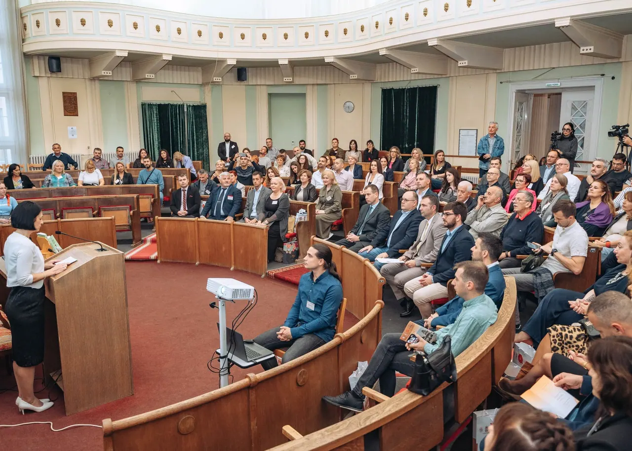 Учесници VIII Међународног архивистичког саветовања у сали у Сенти